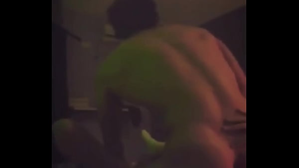 luego de una noche loca en el bar me folla a pelo en su departamento mientras su esposa se va de viaje