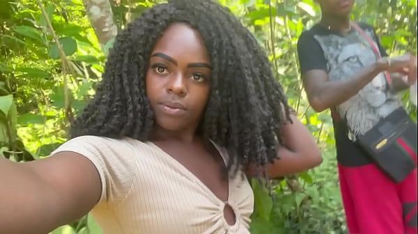 Eu e meu amigo levamos a pretinha gostosa para cachoeira e demos pau para ela  