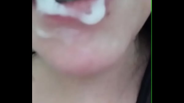 Mi hermanastro me tira la leche en la boca y yo juego con ella.