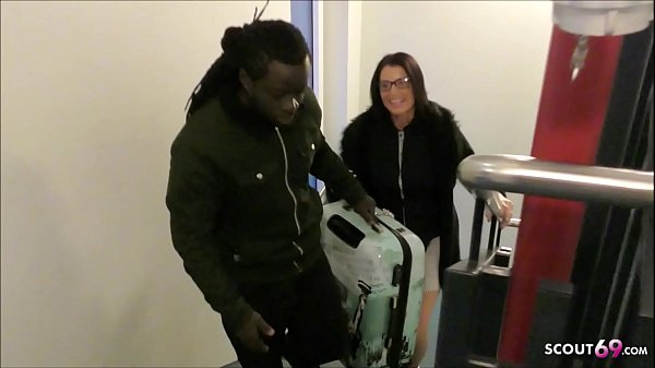 MILF geht Fremd und fickt mit Farbigen Lover mit MEGA Schwanz heimlich im Hotel - German Wife  