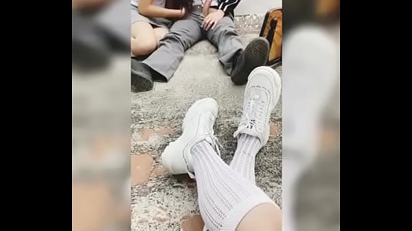 Mejores Amigas Estudiantes se Graban en la Escuela Chup&aacute;ndosela a un Alumno y Cogiendo. Sexo Casero!  # 2