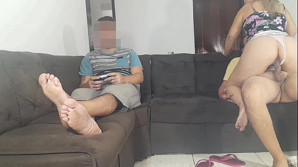 Loirinha sendo fodida na frente do colega que est&aacute; jogando v&iacute;deo game