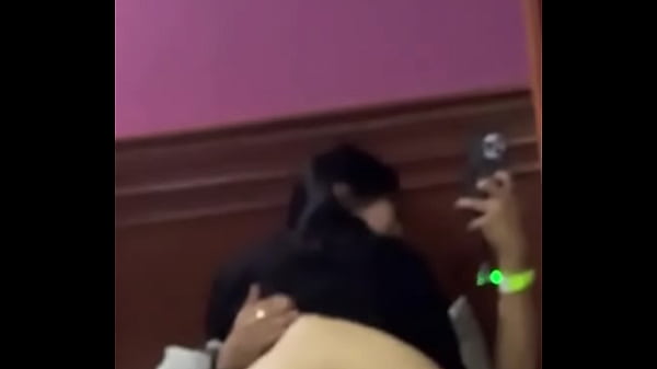 Esta putita China monta la verga de un mexicano