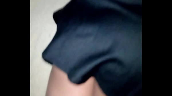 Caliente ense&ntilde;ando la tanga