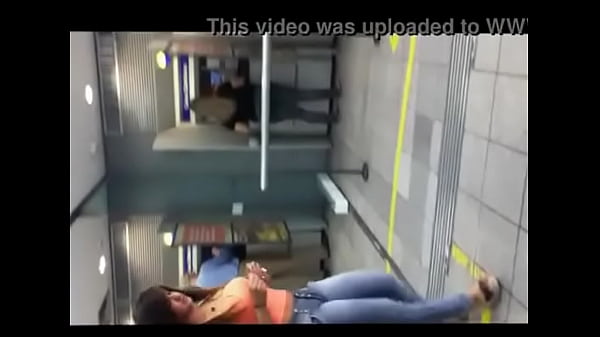 Patricia Oliveira de londrina saindo do banco