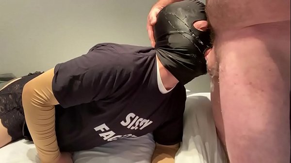 A splashy session between a dom and his cocksucker