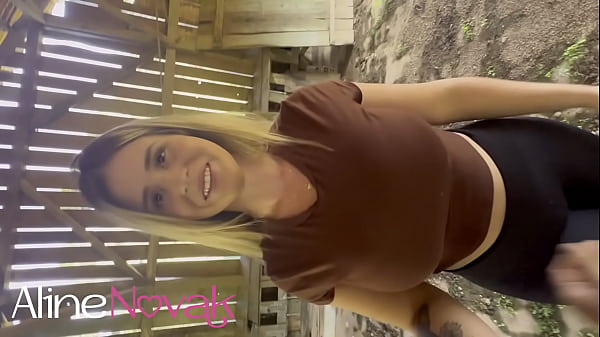 Loira com bunda grande vai visitar a granja faz um boquete no pinto e lambe os ovos