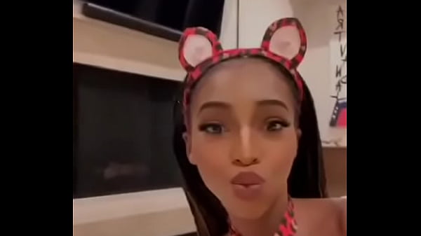 Nilla en lingerie rouge montre son cul