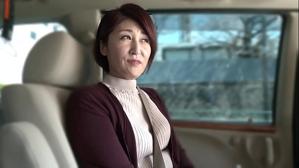 「早く撮影に行きたくて行きたくて、ベッドの上で体がウズウズしてました！」前回の撮影から約2ヶ月。本当はすぐに撮影されるはずだった夫公認・超淫乱セレブ五十路妻の次回作は、突然の体調不良と家庭の都合により延期、延期の連続になっていた。