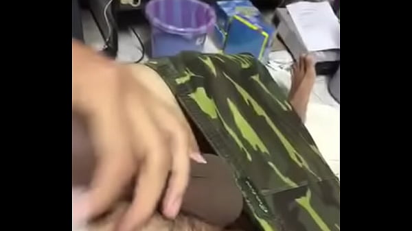 異男職軍槍訊2 Stright soldier handjob 2