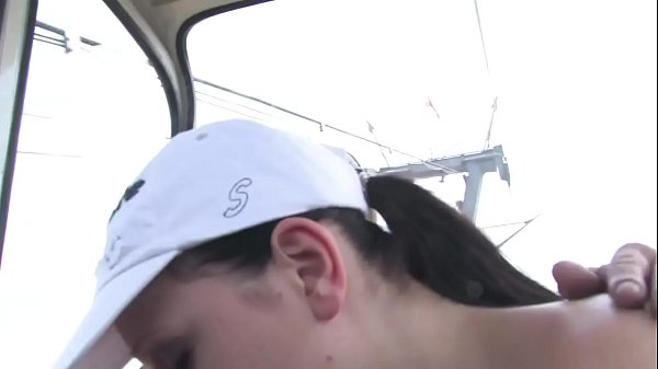 Fa un pompino al cugino sulla teleferica e poi scopano per strada 