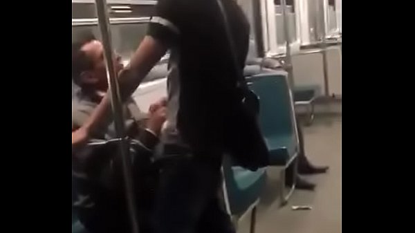 Chupando no metr&ocirc;