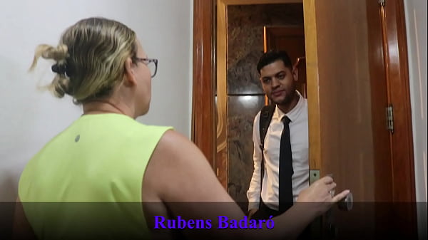 Sem dinheiro para pagar o aluguel novinho dotado pagou a senhora dona da pens&atilde;o com uma boa foda (VIDEO COMPLETO NO RED/SHEER)