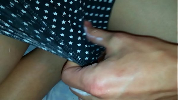 Masageando su culo antes de penetrarla  