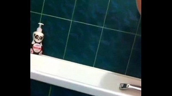 Shaving her pussy.MOV