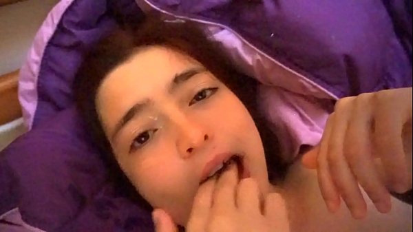 69 y m&aacute;s. J&oacute;venes amigos se esconden para tener sexo oral y el chico la termina follando