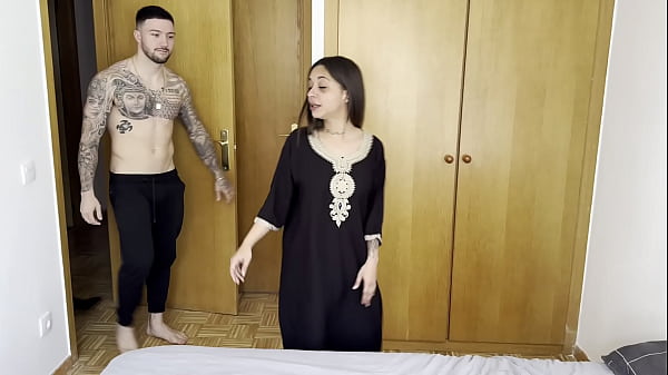 La &aacute;rabe Hiba Hakim prueba dos buenas pollas espa&ntilde;olas doble penetracion