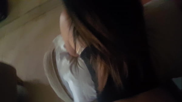 Mientras sus papas estaban en el patio, mi novia llego sin calzones y se puso de perrito, me vio y dijo -que me haras? Sin pensarlo le hice chupe la vagina y cuando tenia la verga dura se la meti fuerte hasta el fondo