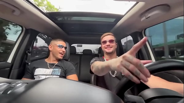 Peguei uma carona com um amigo e ele acabou me comendo no carro e gozando na minha cara. - Free 