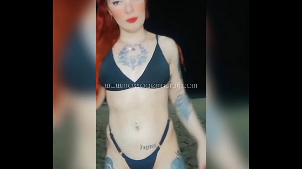 Masajista pelirroja en la playa de Copacabana