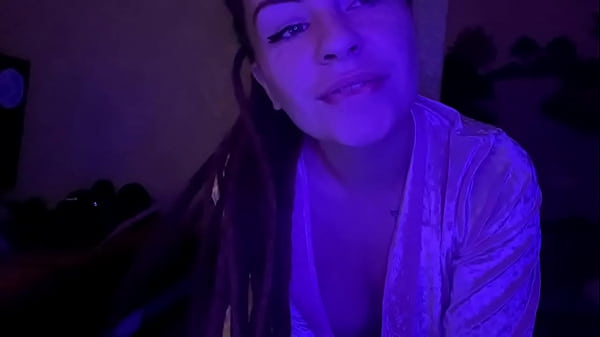 Тизерный стриптиз танцует и раздевается  