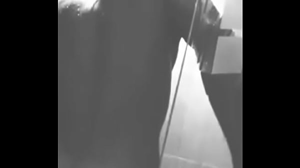 lo grabo en la ducha luego de que llega mareado de la fiesta