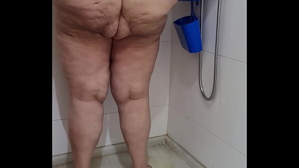 Coolmarina. Orina descomunal antes de asearse la vieja guarra