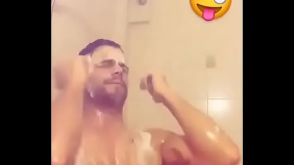 Lucas Velasco en la ducha