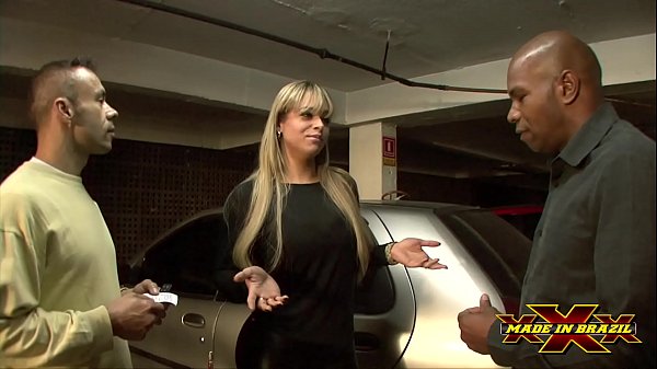 Casada flagrada fazendo boquete no estacionamento e levou os funcion&aacute;rios para a cama do marido