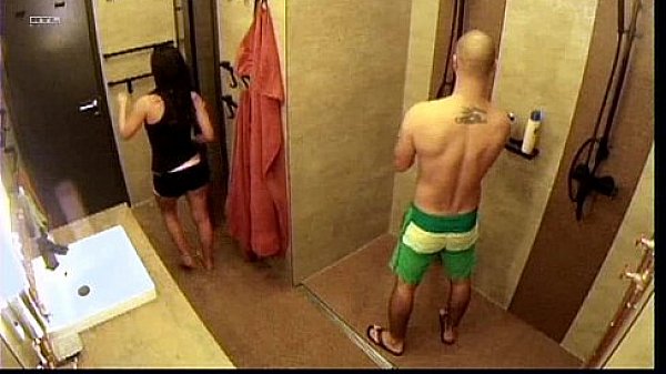 VV5 Gerg&otilde; in the Shower