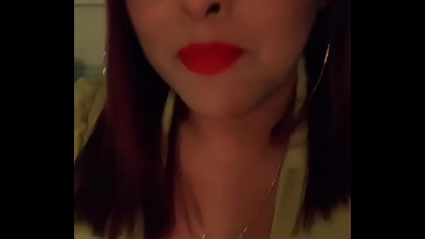 Tik toker chichona en vivo Bien rica con escote  