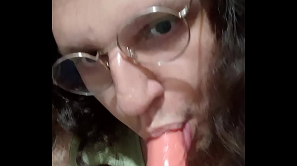 Chupando uma rola dura sem frescuras 