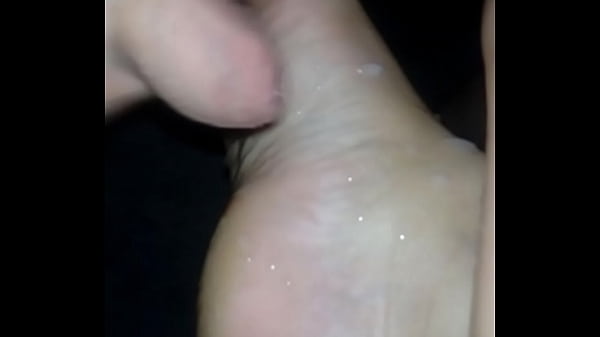 Gozando nos p&eacute;s da esposa do colega