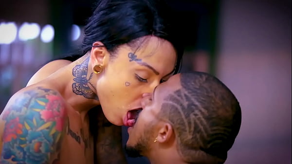 Esposa chupa gostoso a pica do neg&atilde;o 