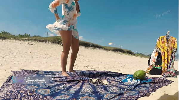 Troquei de roupa na frente do vendedor na praia e deixei ele me ajudar