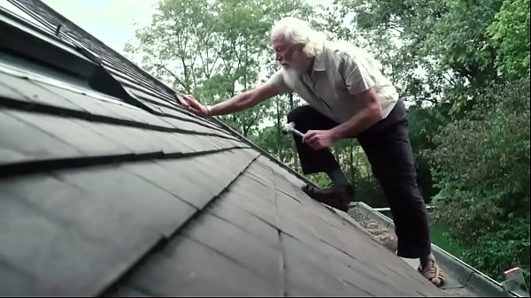 De oude man speelt een seksgame met een en ze hebben een super verbluffende seks  