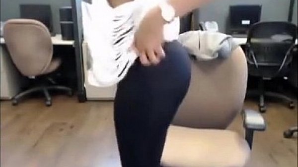 Tocandose en la oficina del jefe - HotCam.pw