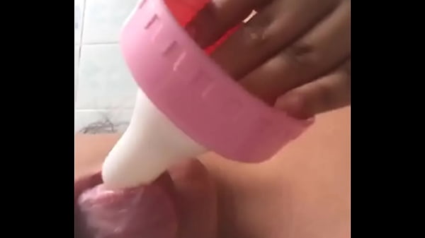 Se masturba con un chupon