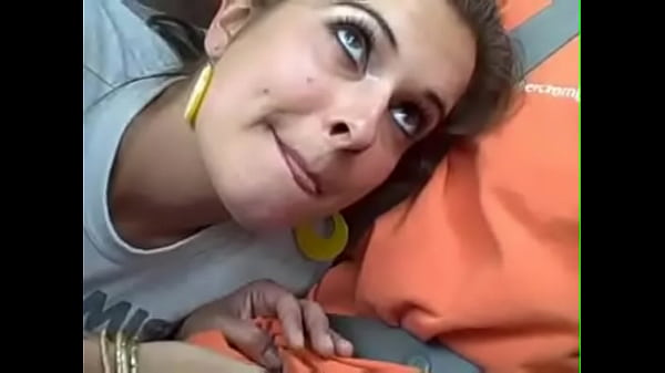 Vadia Engoli Pica no carro