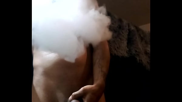 Me gusta mucho fumar y masturbame viendo porno