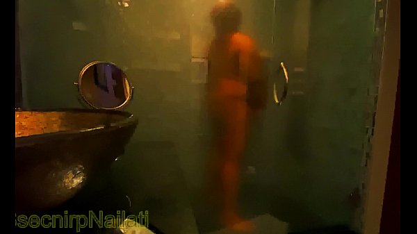 Solo otro video de la ducha. Estoy en Las Vegas en un lugar elegante con una ducha elegante. La ducha tiene un televisor en el interior. No creo que la televisi&oacute;n sea tan importante como para verla mientras te frotas el jab&oacute;n.