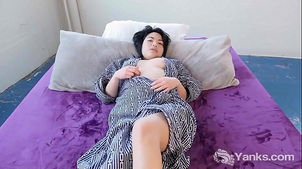 Amateur asian babe from Yanks Hope Gold playing with her adorable body 