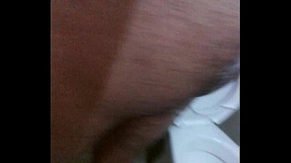 batendo punheta no banho e ro&ccedil;ando no pau