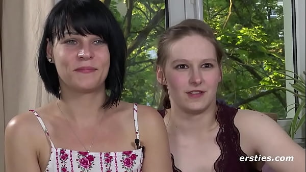 Deutsche lesbische M&auml;dchen benutzen ein knallhartes Spielzeug 