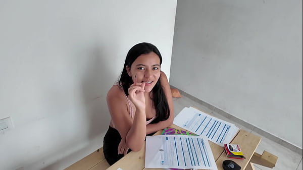 estudiante recibe una ayuda en su tarea