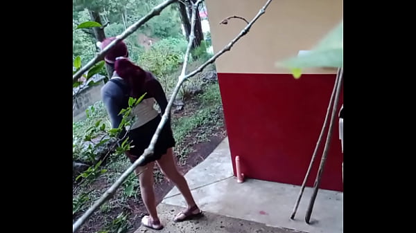 Puta juega en patio de casa, la graban y ve que la cacharon 