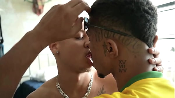 Amigo chamou pra ver o jogo e acabou me comendo na comemora&ccedil;&atilde;o - Free 