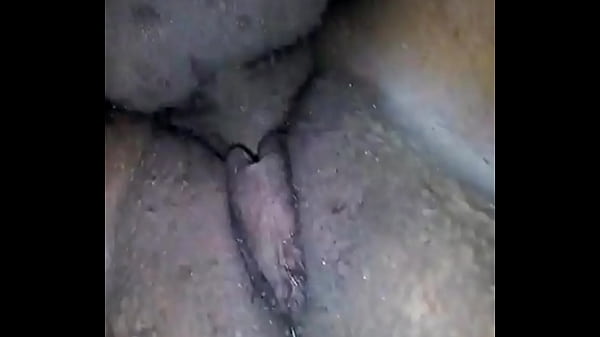 Eu empresto dinheiro para minha vizinha africana em troca de foder e gozar na buceta dela  