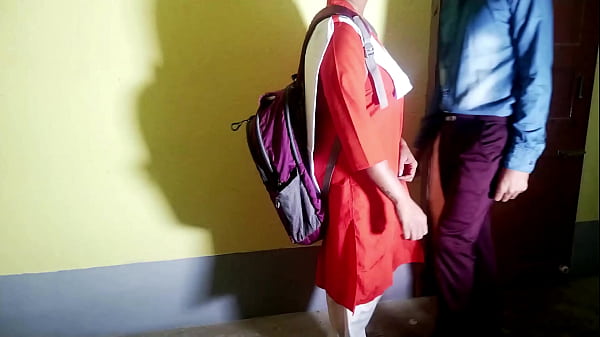 स्कूल गर्ल एग्जाम पेपर के लिए सिक्योरिटी गार्ड से चुद गई