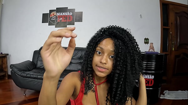 Vicky Menage chegou para aprontar na casa